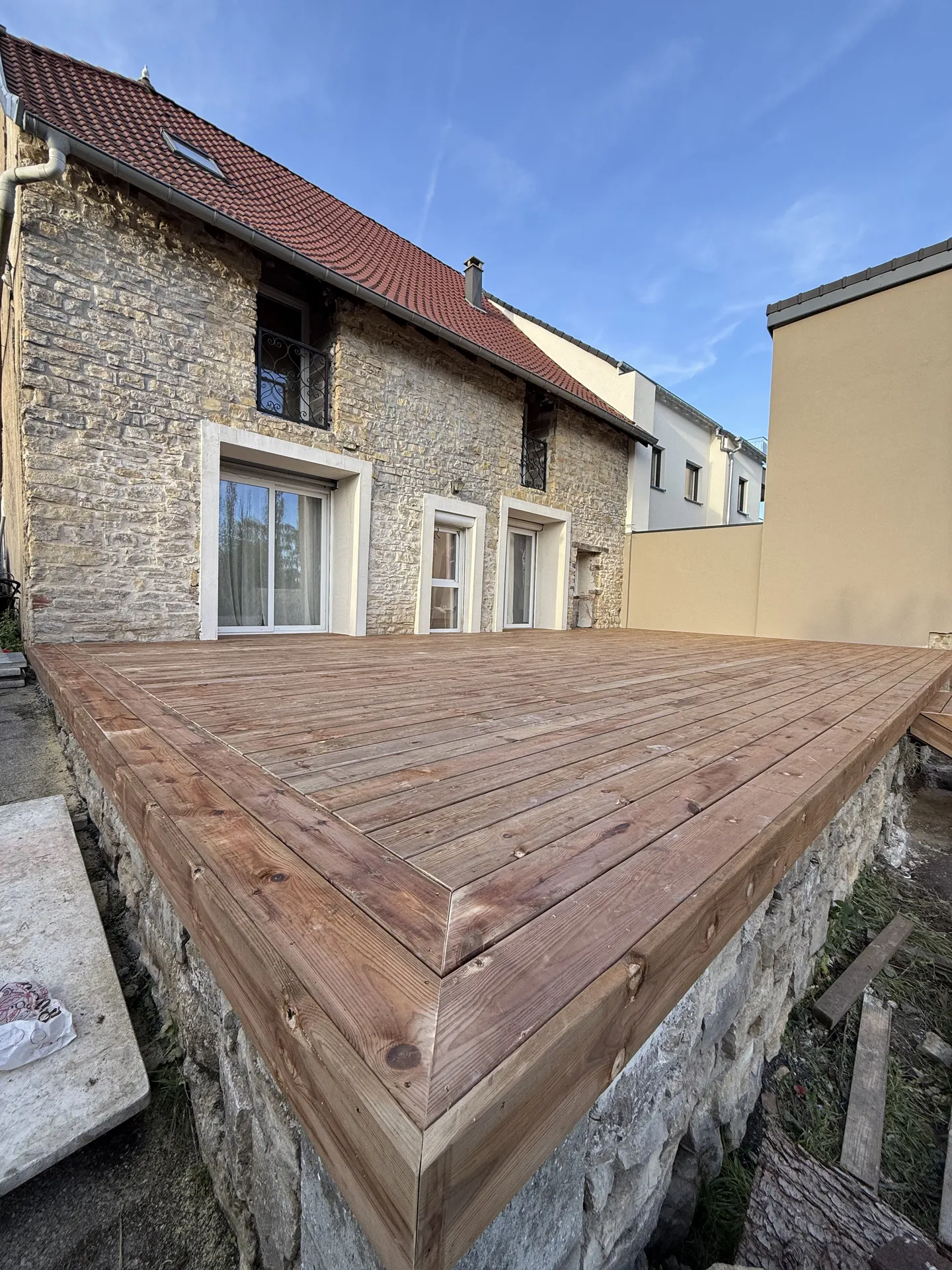 Terrasse en pin brun avec escalier sur mesure à Forbach — Après