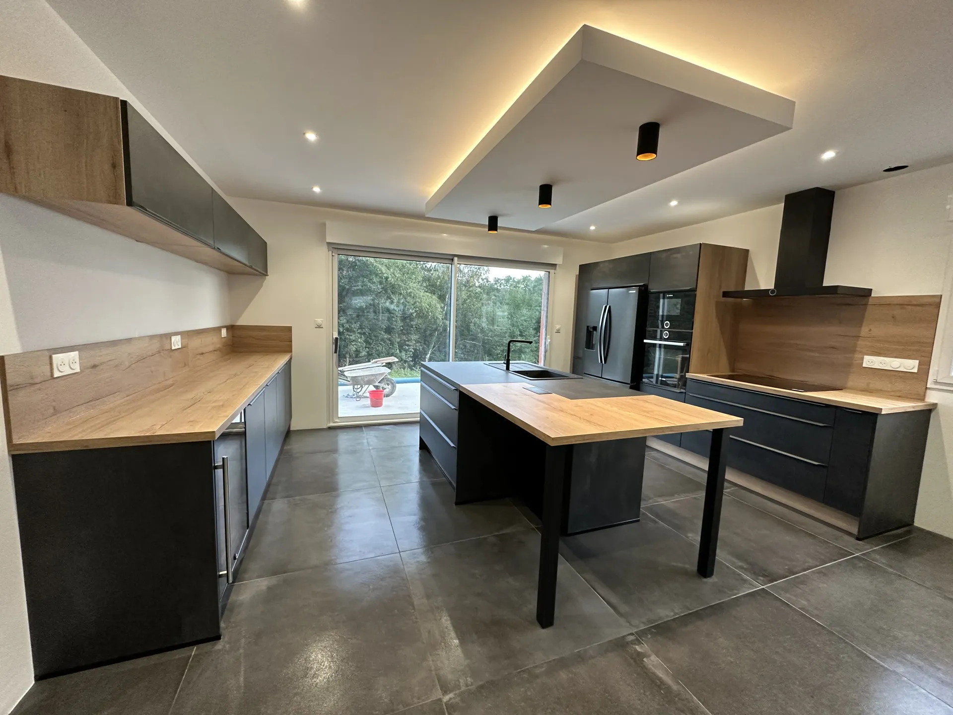 Cuisine contemporaine bois et noir mat à Forbach