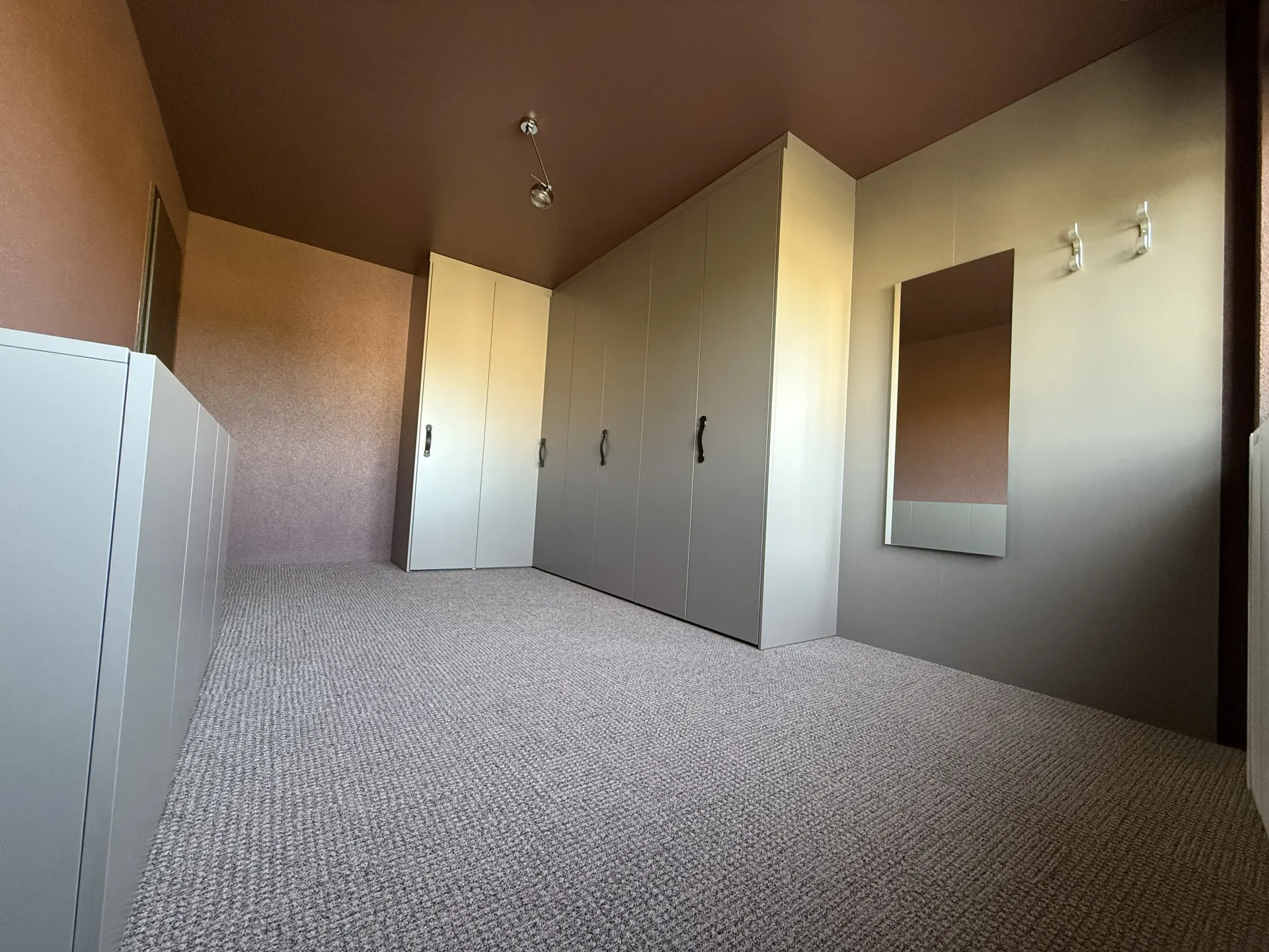 Mobilier italien et habillage mural sur mesure a Schoeneck