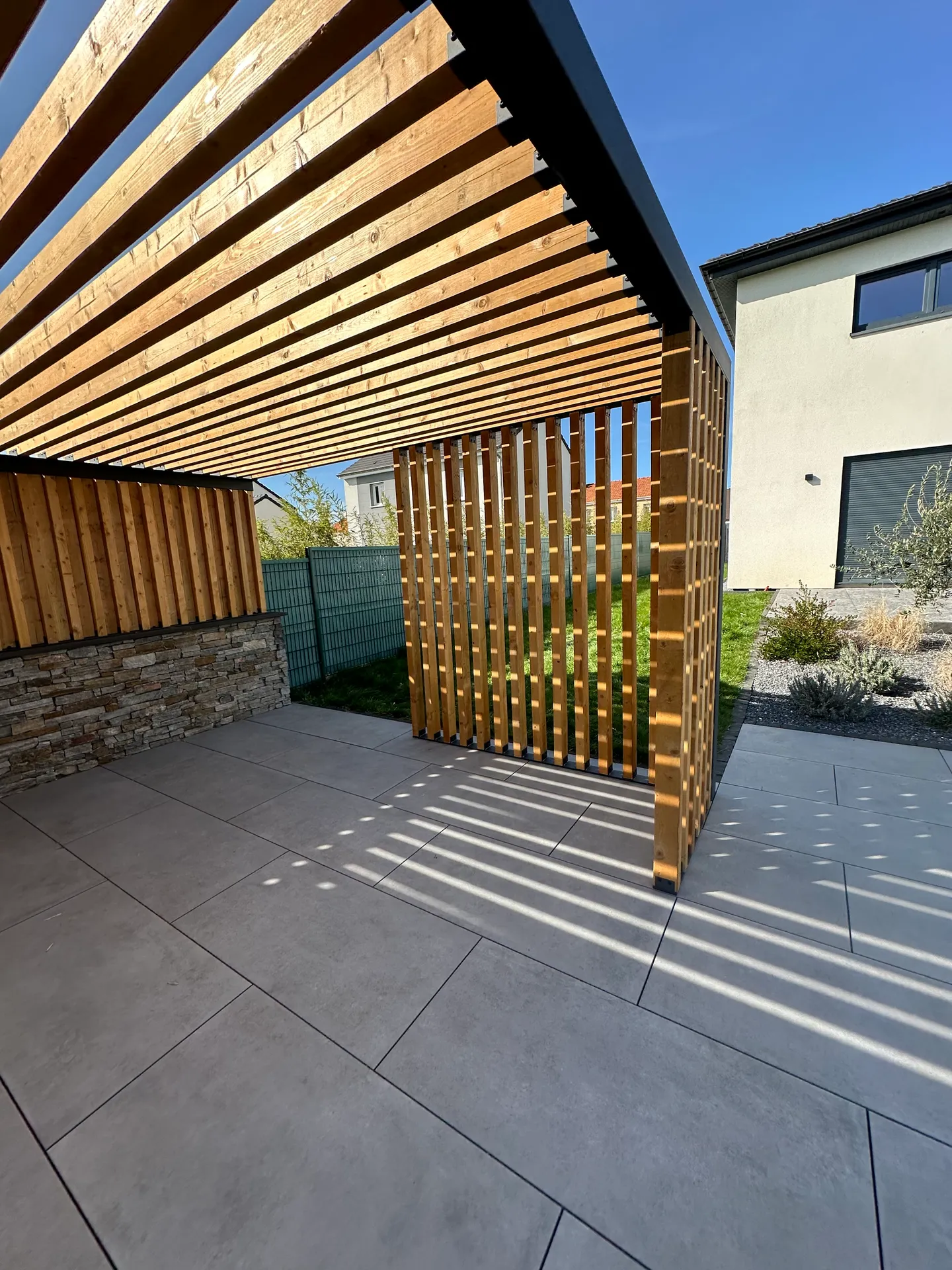 Pergola ajourée bois résineux et acier – Saint-Avold