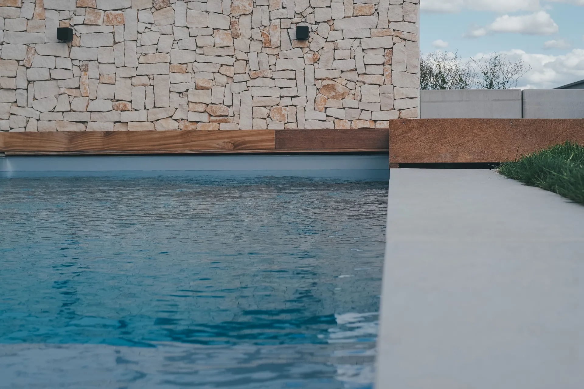 Terrasse en bambou autour d’une piscine à thionville