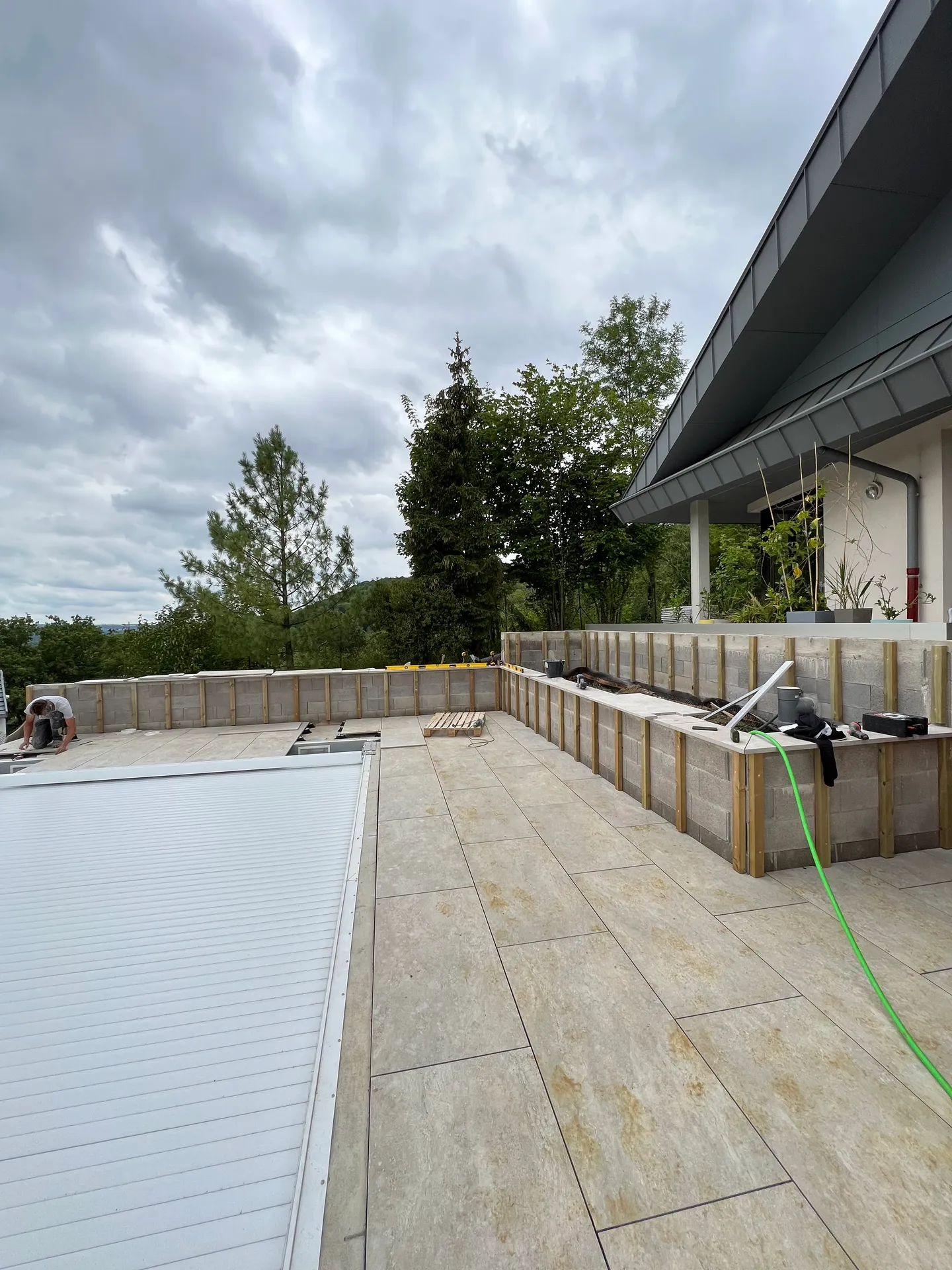 Habillage mural en épicéa thermotraité à Thionville — Avant