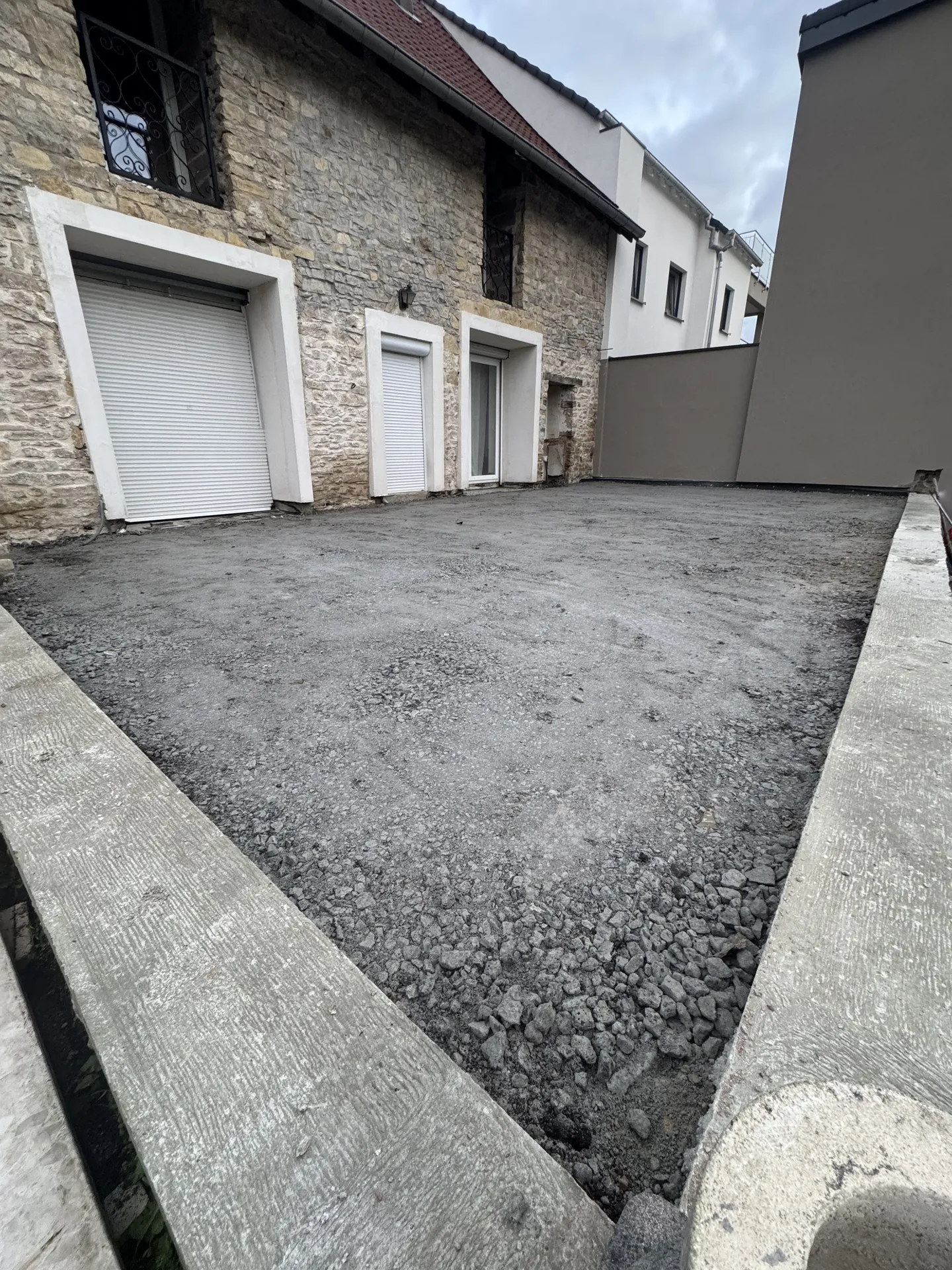 Terrasse en pin brun avec escalier sur mesure à Forbach — Avant