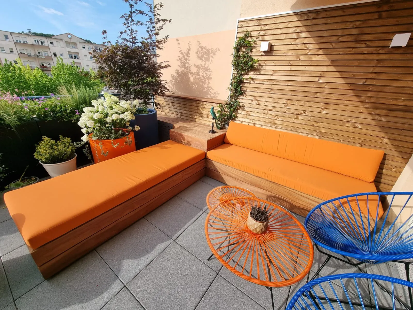 Banquette sur mesure et habillage mural bois pour balcon à Forbach