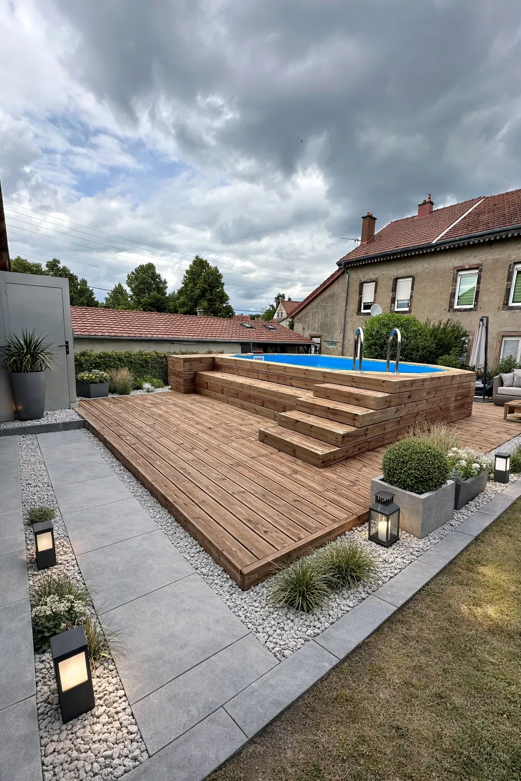 Terrasse bois avec piscine surélevée élégante à Metz — Après