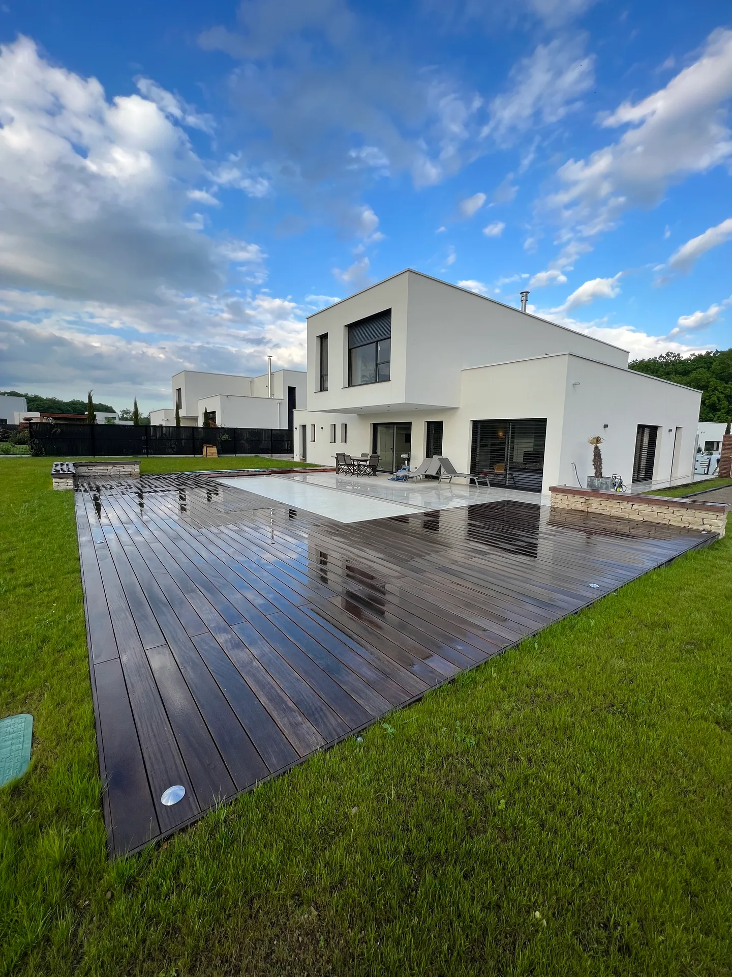 Terrasse en cumaru de 80m² autour d’une piscine à Marly