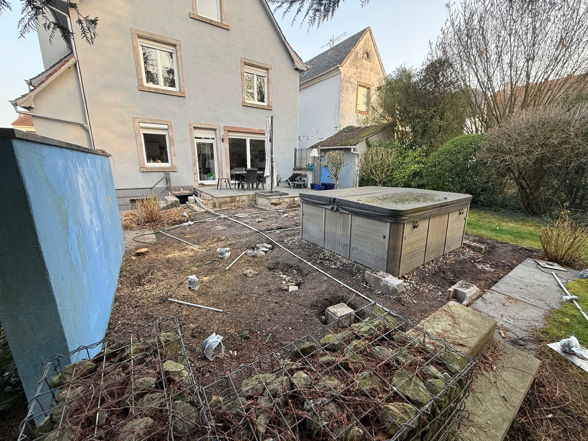 Terrasse en Cumaru rouge autour d’un spa à Sarreguemines — Avant