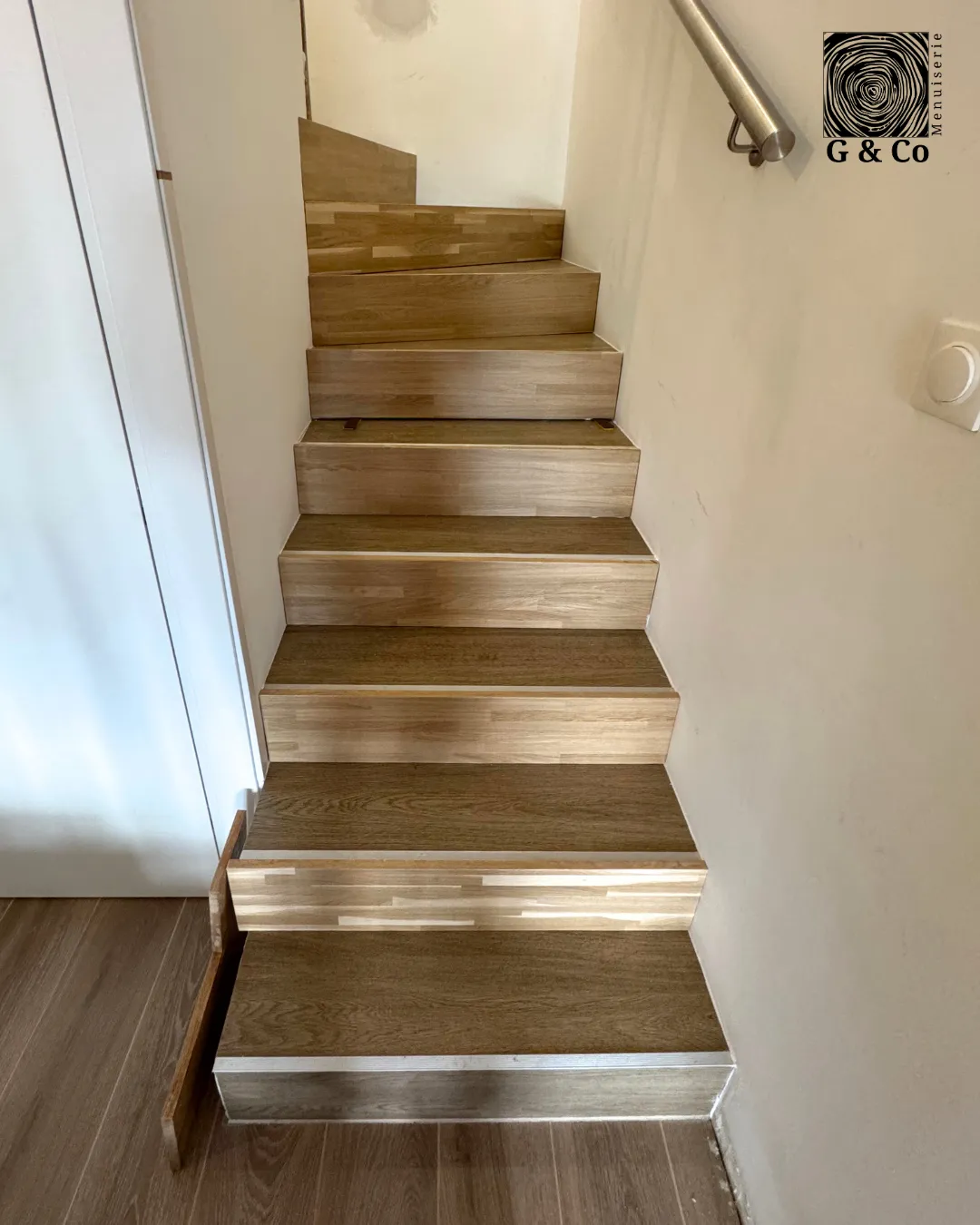 Du carrelage au chêne massif : sur mesure d’un escalier au Luxembourg — Avant