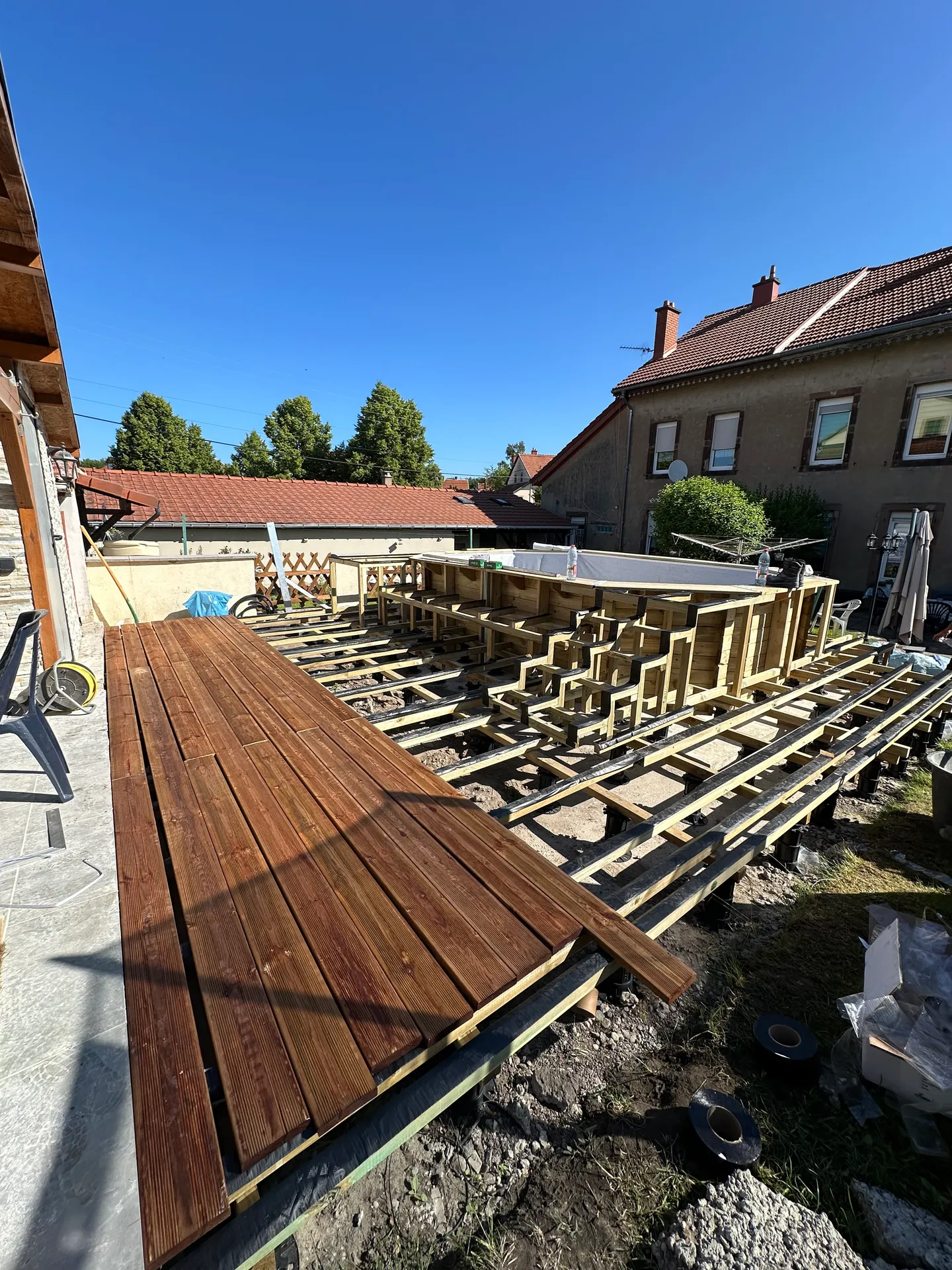 Terrasse bois avec piscine surélevée élégante à Metz — Avant