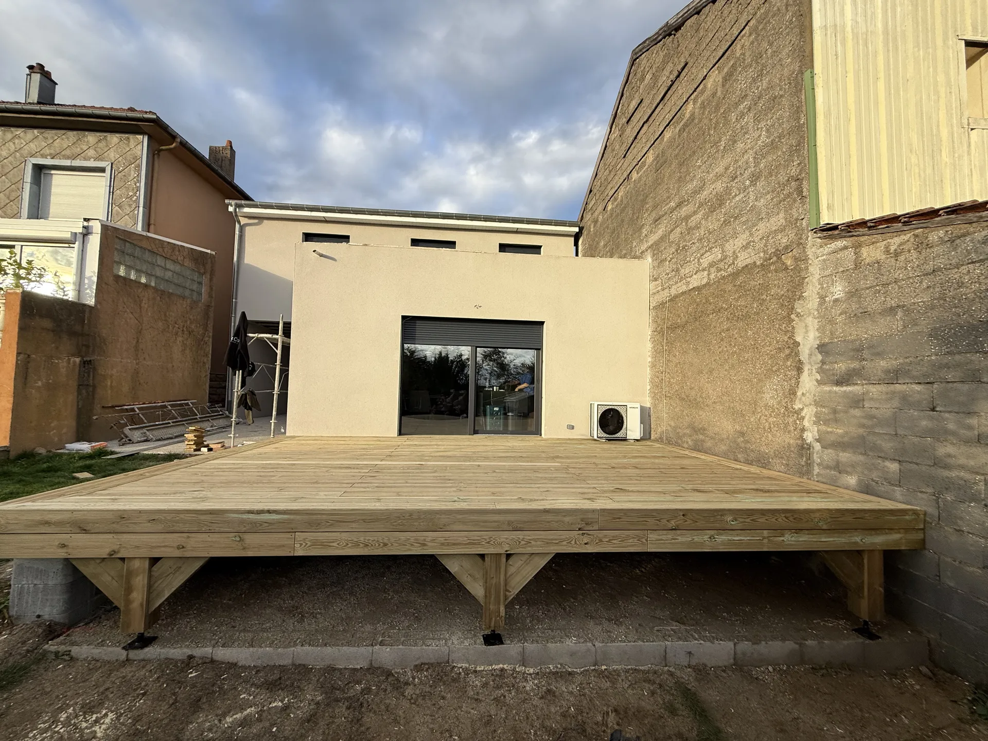 Terrasse sur pilotis en pin vert à Forbach — Après