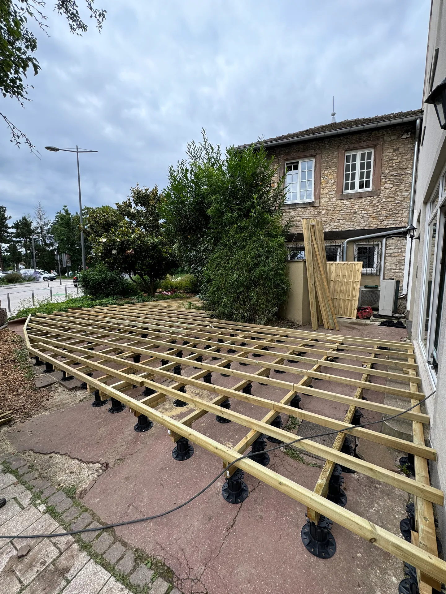 100m² de Terrasse en pin brun pour un restaurant à Sarreguemines — Avant