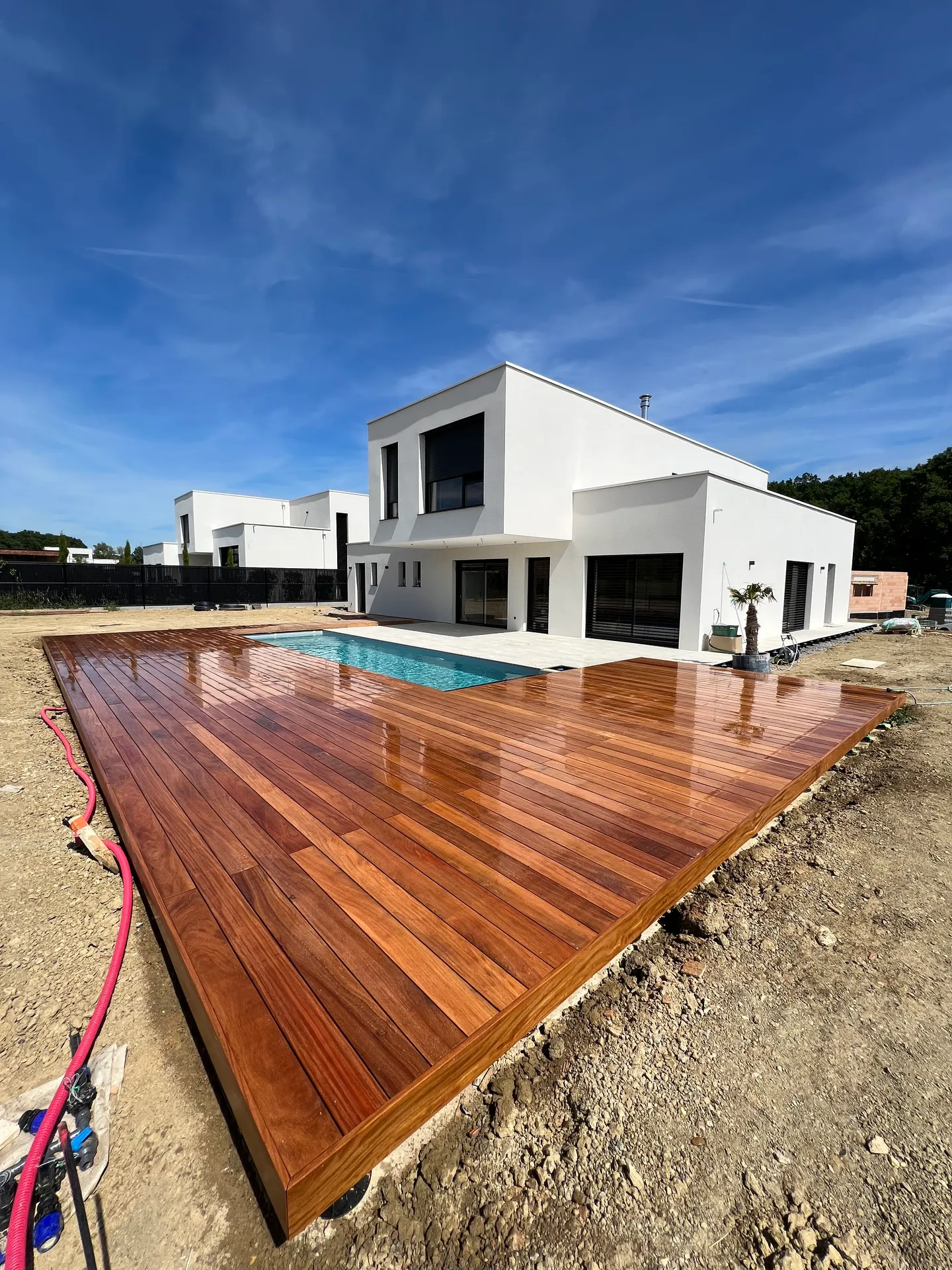 Terrasse en cumaru de 80m² autour d’une piscine à Marly — Après